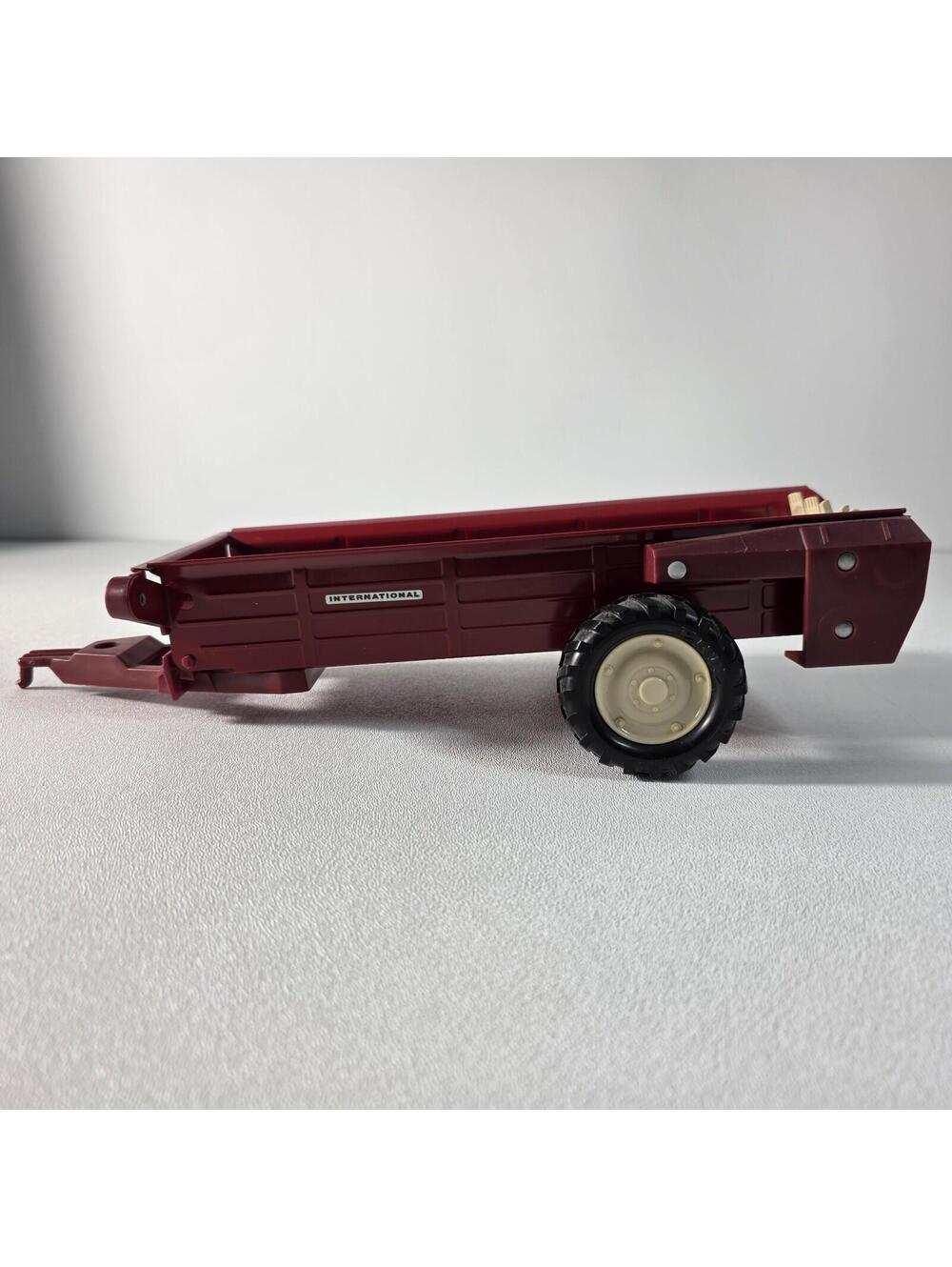 Vintage ERTL 492 Pressed Steel 1/16 IH International Red Manure Spreader